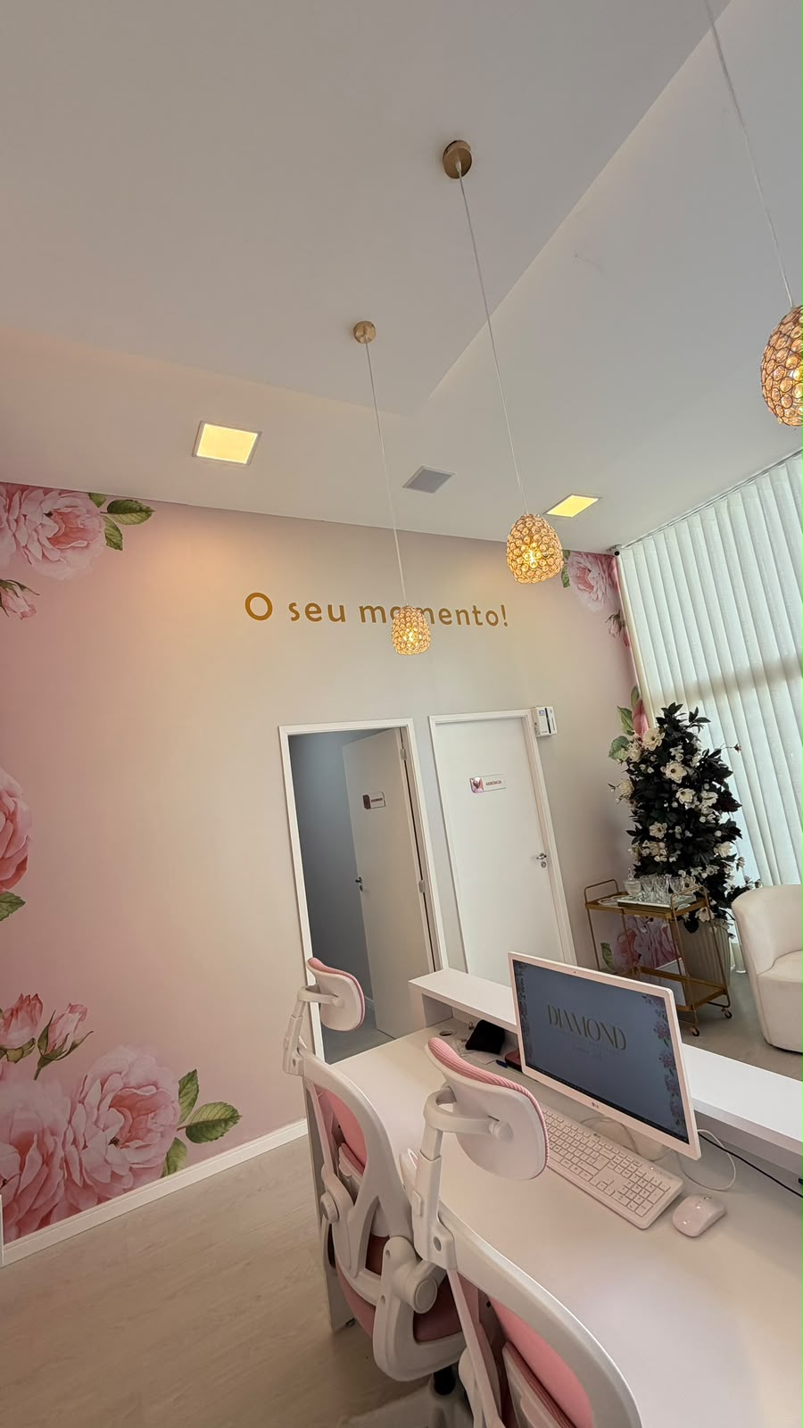Sala de atendimento da Diamond com painel floral e frase O seu momento