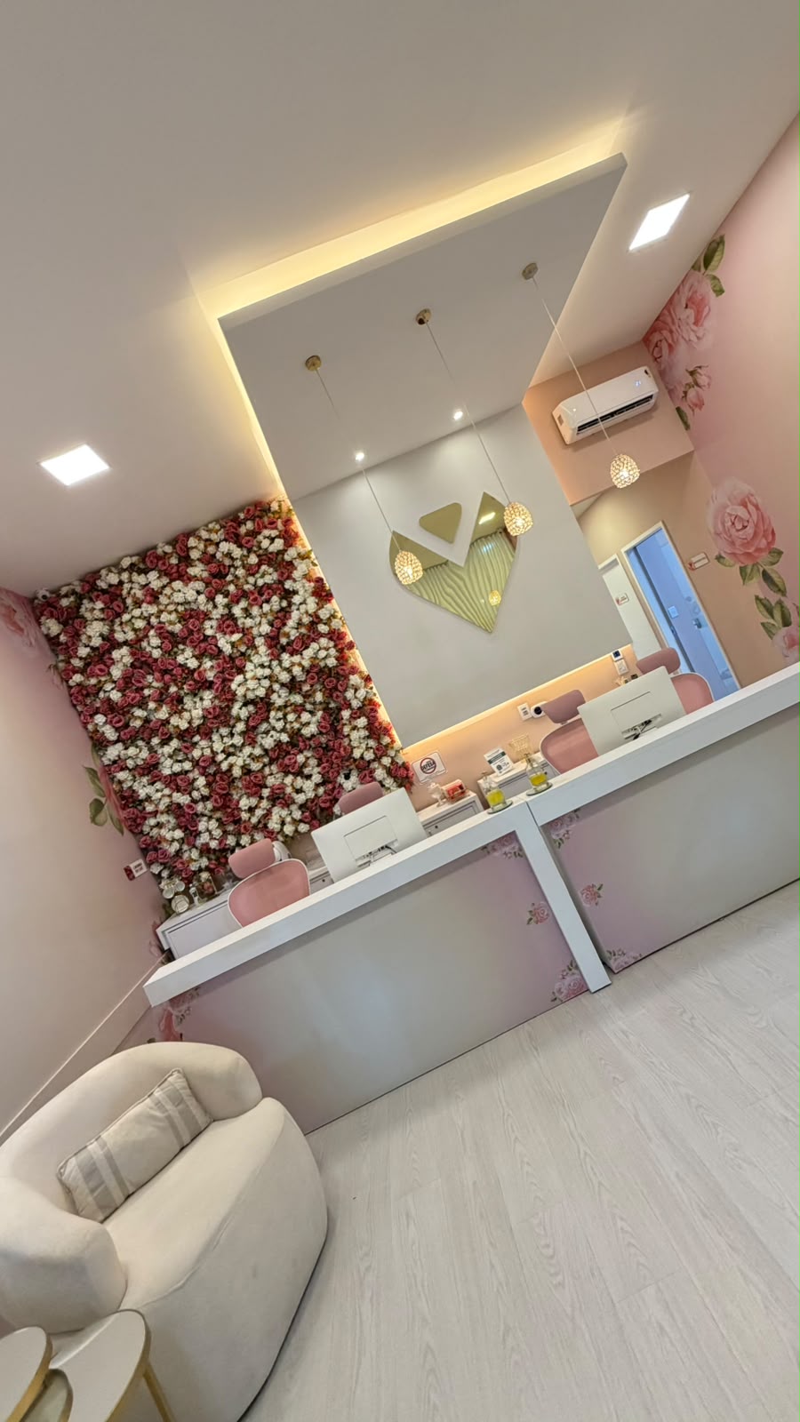 Recepção da Diamond com parede de rosas e coração dourado