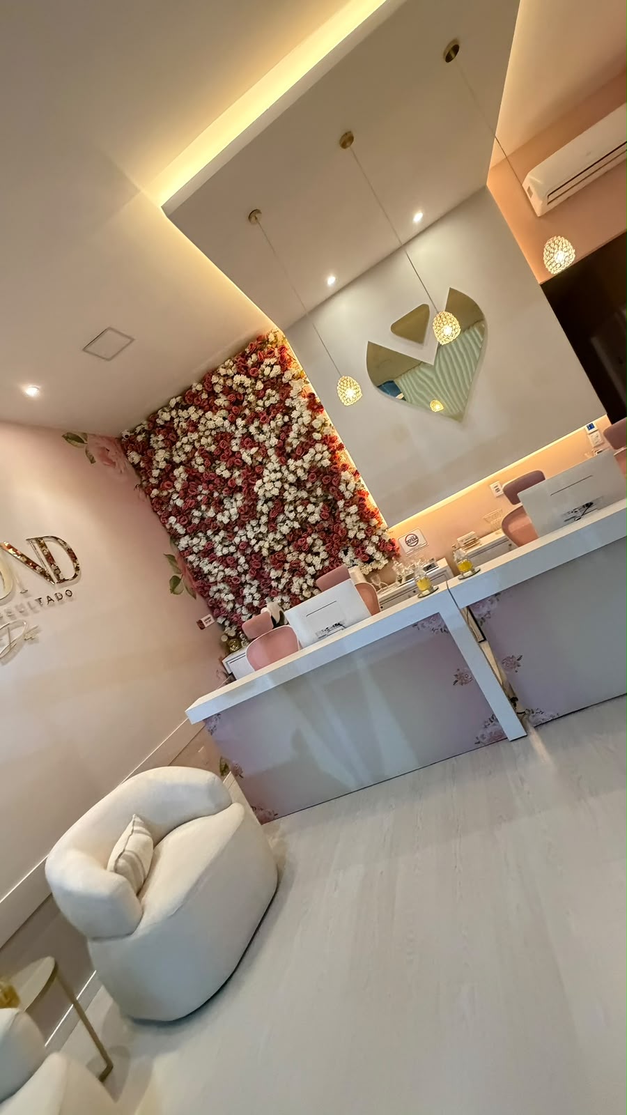 Recepção da Diamond com parede de flores e espelho em formato de coração
